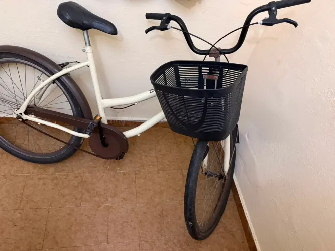Vendo Bicicleta aro 26 com cesto frontal conforme as fotos