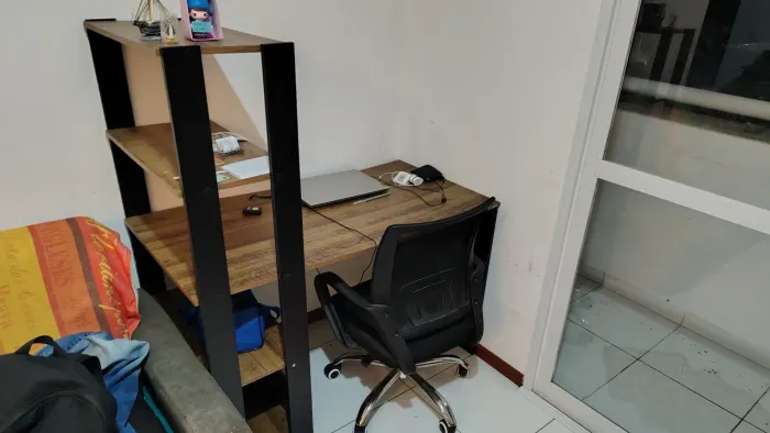 Escrivaninha com cadeira