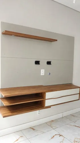 Painel para TV com rack suspenso e prateleira