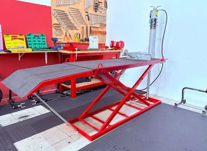 Elevador de moto pneumático