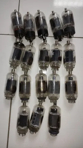 Lote com válvulas eletrônicas para transmissão. 