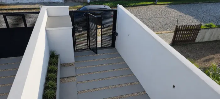 Atenção! De R$ 796.000,00 por R$ 699.200,00 mil! Lindo Sobrado Geminado em Bombinhas!