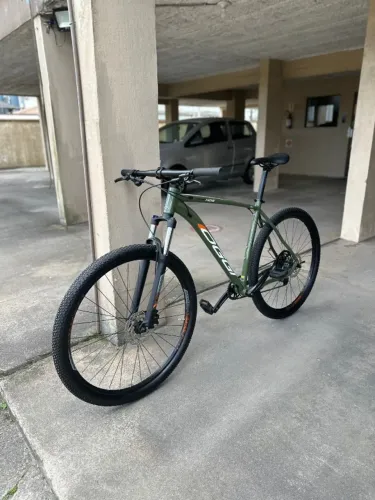 Bicicleta Oggi Hacker HDS 29 Shimano Essa Verde