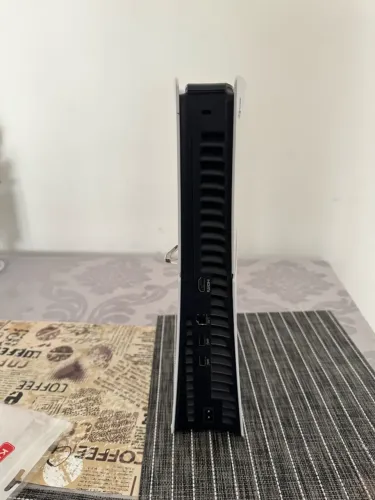 PlayStation 5 slim com um controle e cabo original com caixa ( menos de um ano de uso )
