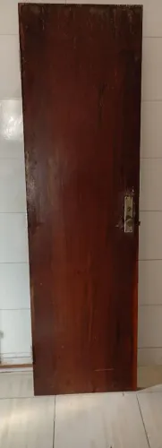 Porta de madeira com fechadura.