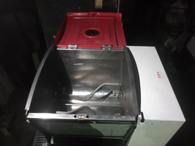Amasseira industrial,  5 kg basculhante Marca Braesi, 220v