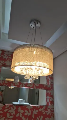 Vende- se Lustre de cristal e duas lâmpadas extras