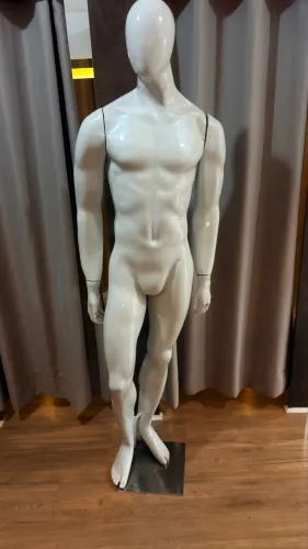 Manequim masculino musculoso