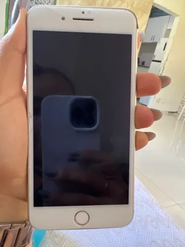 iPhone 8 Plus com fundo rachado
