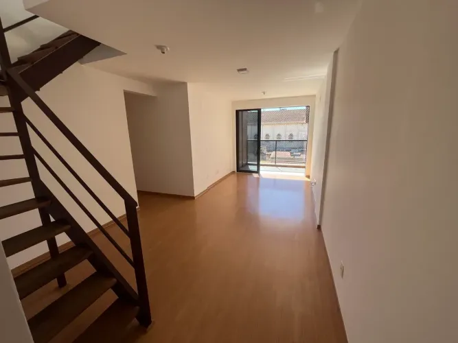 Duplex para aluguel possui 155 metros quadrados com 3 quartos em Coronel Veiga - Petrópoli