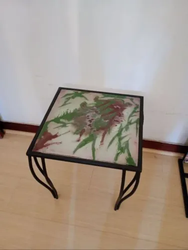 Mesa antiga, pé de ferro e tampo de vidro pintado 
