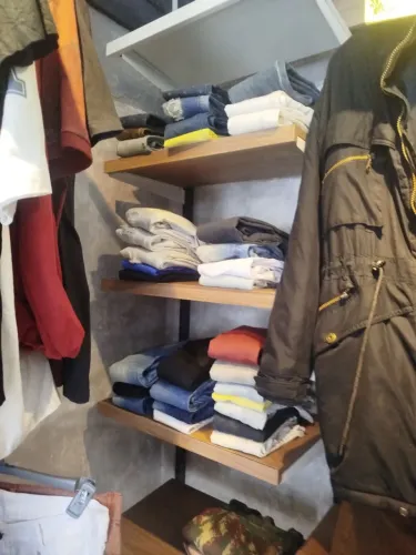 Uma loja completa valor bem abaixo móveis prateleiras..