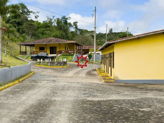Chácara mobiliada com baias para cavalos e campo de futebol à venda com 2,5 hectares por R