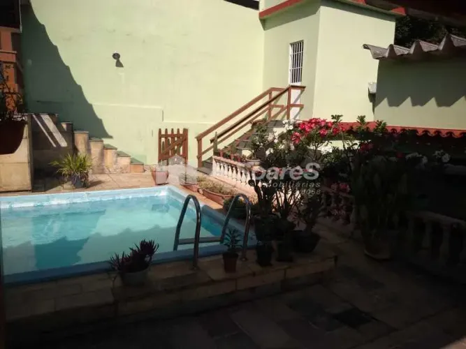 Casa com três quartos sendo um suíte, piscina, churrasqueira, garagem para 02 carros, em V