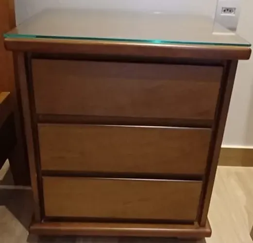 Mesa de Cabeceira / Criado-Mudo Madeira com Tampo de Vidro com 3 gavetas