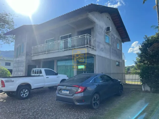 Casa com ponto comercial e amplo espaço externo