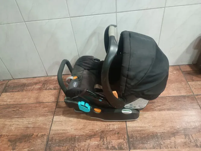 Bebê conforto com acento para carro.