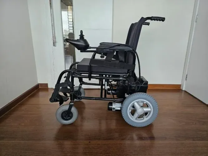 Cadeira de roda motorizada E4