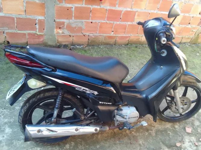 Moto pega na partida, motor bom,parte elétrica funciona perfeitamente, É só pegar e rodar