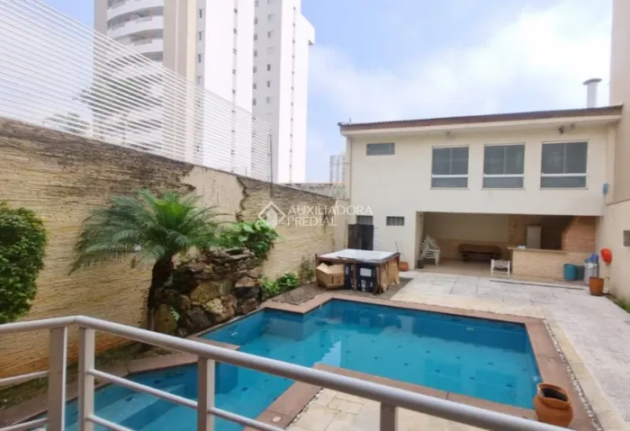 Sobrado com 4 dormitórios e piscina á venda por Rudge Ramos SBC