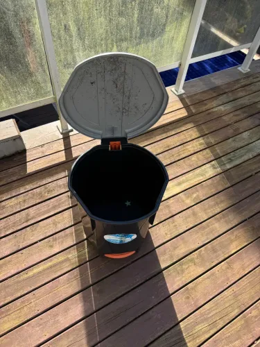 Vendo lixeira plástica com pedal, 30 litros,