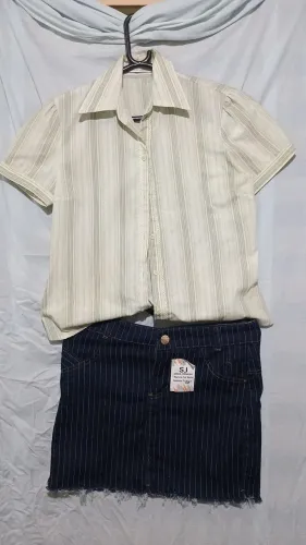 Conjunto Saia de listras e camiseta.