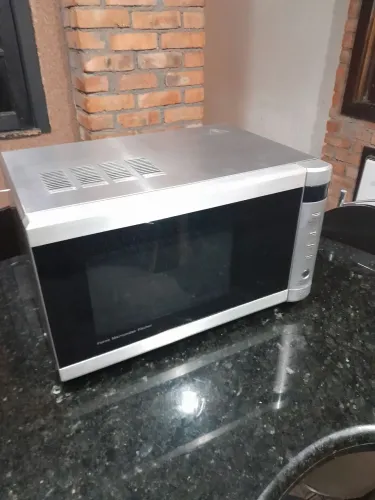 Microondas da marca Mueller 32 litros bem novinho de inox