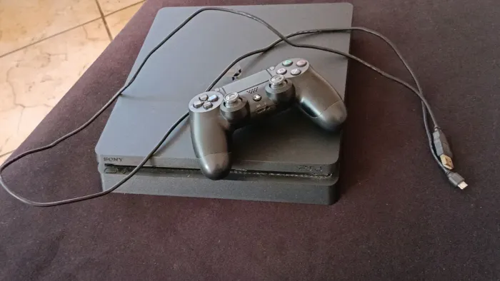 Playstation 4 Slim, 1TB + Controle e carregador originais.