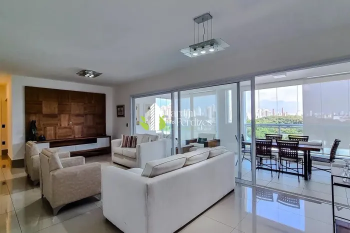 Apartamento de 241m² com 4 Dormitórios no Reserva Manacá