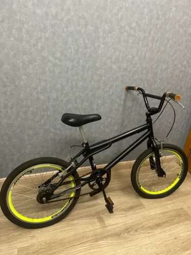 Bicicleta modelo BMX com aro 20 polegadas, adequada para uso juvenil ou freestyle.