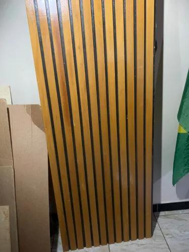 Painel ripado de madeira