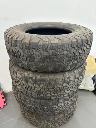 Pneu BF R17/R70/265 Meia vida (Letra Preta)