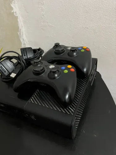 Xbox 360, com HDMI,2 controles, e muitos jogos aceito propostas ou trocas