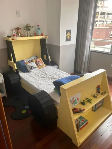 Cama temática infantil trator escavadeira construção 