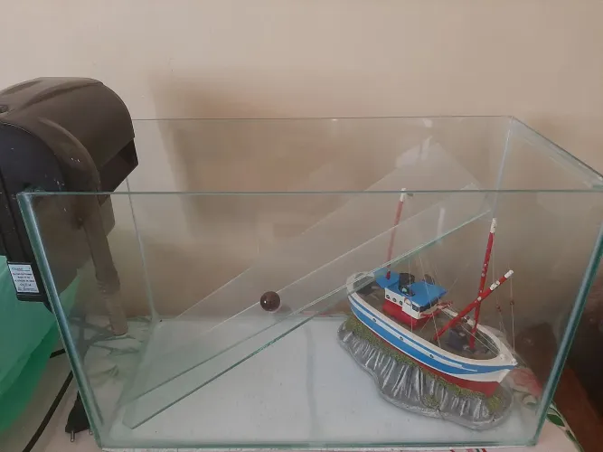 Vende - se aquário, bomba e enfeite,  Profundidade 28,00<br>Comprimento 45,00<br>Largura 21, 00