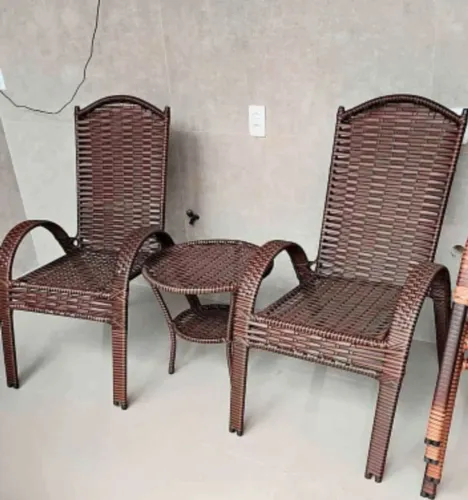 Mesa e duas poltronas.