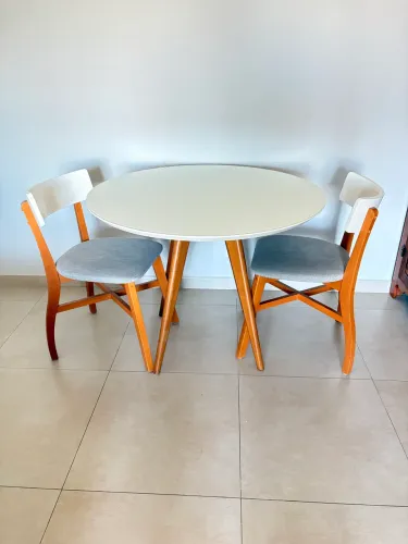 Jogo de mesa e duas cadeiras 