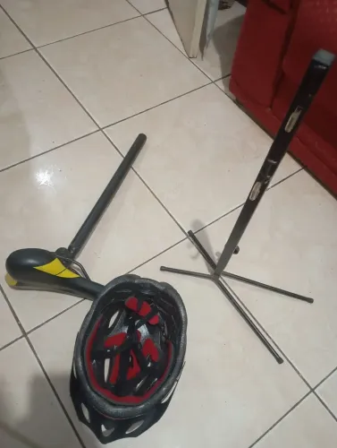 Banco de bicicleta e tripé 