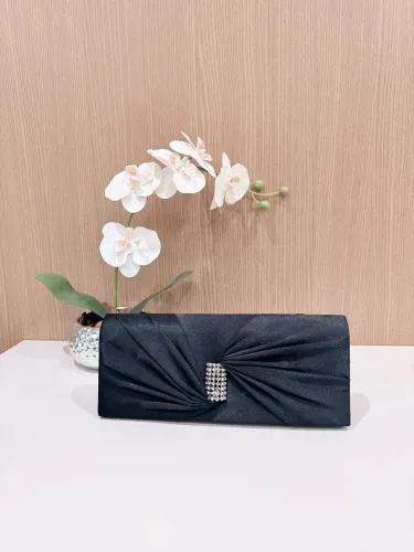 Bolsa de Festa Preta com Pedrarias e Alça de Corrente