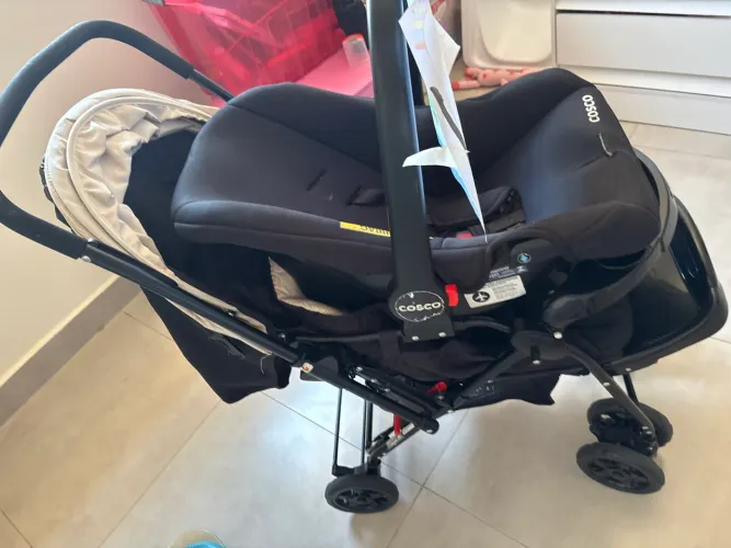 Carrinho de bebê com bebê conforto