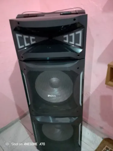 Caixa de Som da Philco preta, entrada para microfone, funciona Bluetooth, 1 ano de uso.
