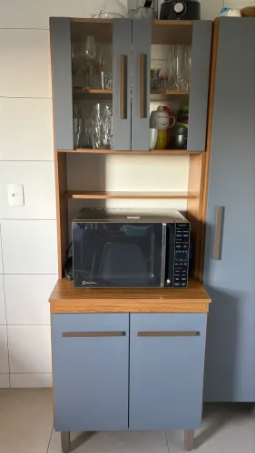 Armário multiuso com cristaleira