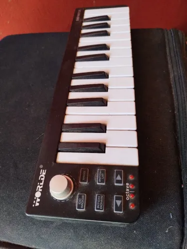 Mini teclado controlador WORLDE Easykey 25