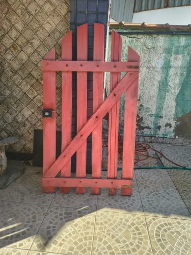 Portão de madeira com fechadura