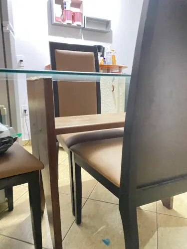 Mesa de vidro, com 4 cadeiras