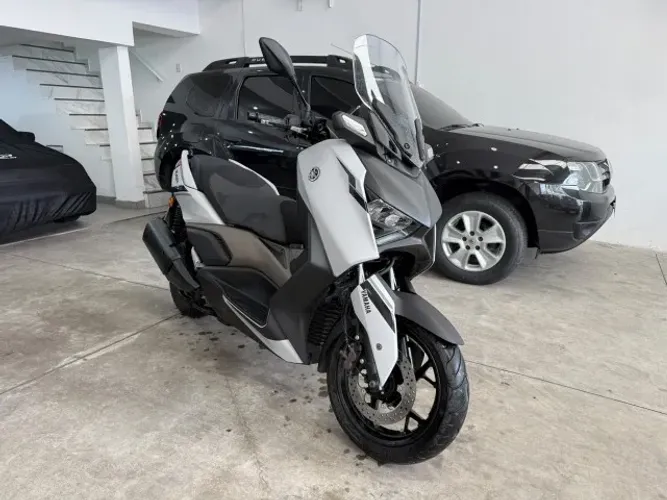 Xmax 250 Connect ano 2025 com acessórios