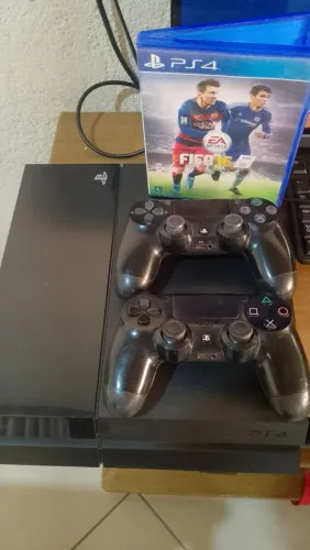 PS4 SEMINOVO AINDA COM A CAIXA 2 MANETES E UM JOGO