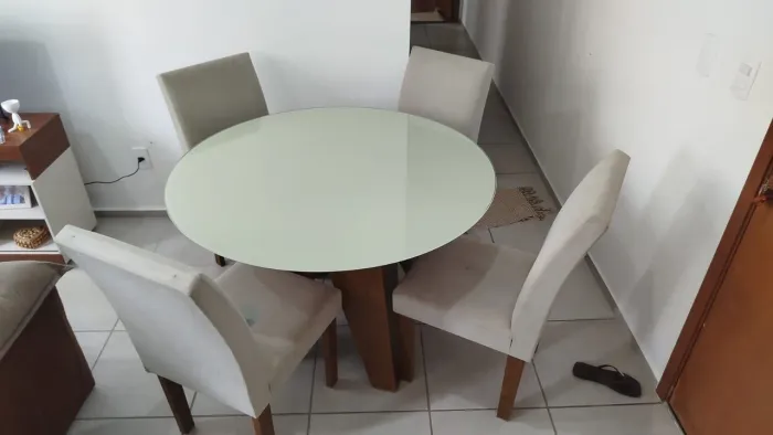 Vendo mesa com cadeiras