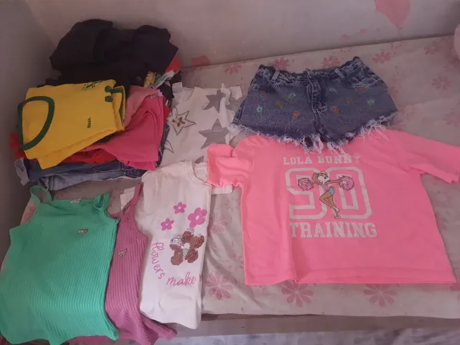 Lote de roupas semi usadas para menina de 6 até 8 anos de idade dependendo do corpinho