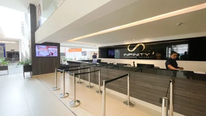 Alugo excelente sala no Infinity Corporate 